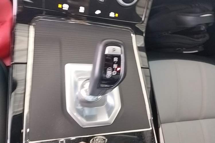 Used Land Rover Range Evoque 2020 249 PS R-DYNAMIC S Sport Edition Gear Lever