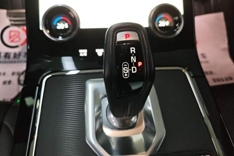 Used Land Rover Range Evoque 2020 249 PS R-DYNAMIC S Blackened Sport Technology Edition Gear Lever
