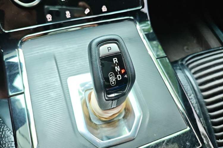 Used Land Rover Range Evoque 2020 249 PS R-DYNAMIC S Sport Edition Gear Lever