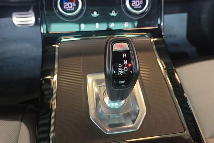 Used Land Rover Range Evoque 2020 249 PS R-DYNAMIC S Sport Edition Gear Lever
