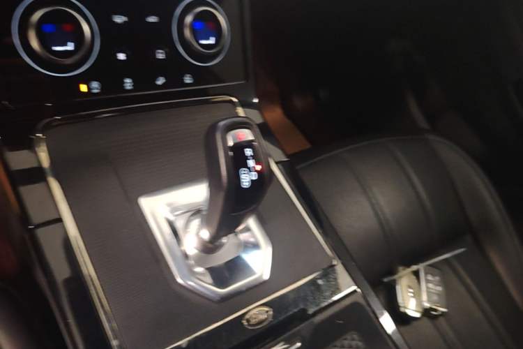Used Land Rover Range Evoque 2020 249 PS R-DYNAMIC S Sport Edition Gear Lever