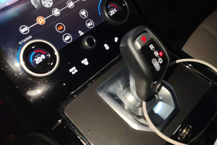 Used Land Rover Range Evoque 2020 249 PS R-DYNAMIC SE Sport Technology Edition Gear Lever
