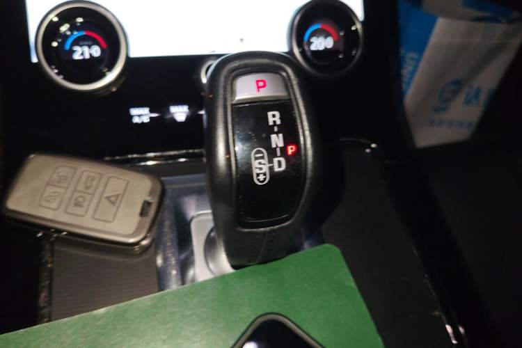 Used Land Rover Range Evoque 2020 249 PS R-DYNAMIC SE Sport Technology Edition Gear Lever