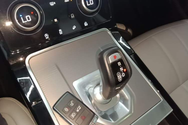 Used Land Rover Range Evoque 2020 249 PS Youth Edition Gear Lever