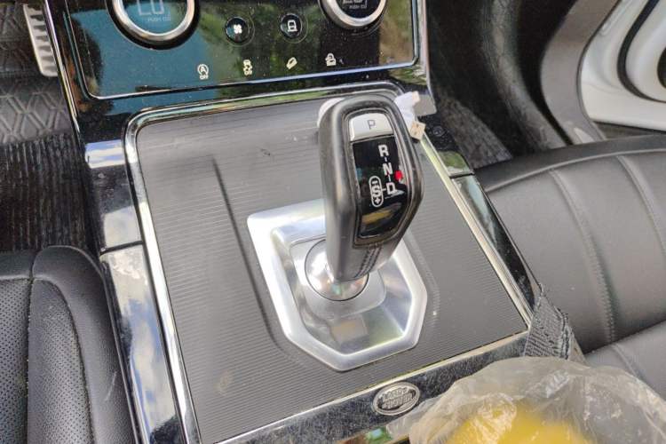 Used Land Rover Range Evoque 2020 249 PS R-DYNAMIC S Sport Edition Gear Lever
