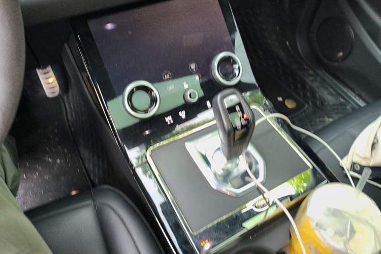 Used Land Rover Range Evoque 2020 249 PS R-DYNAMIC S Blackened Sport Technology Edition Gear Lever