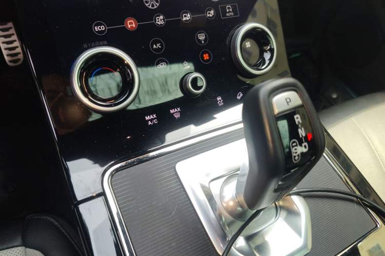 Used Land Rover Range Evoque 2020 249 PS R-DYNAMIC SE Sport Technology Edition Gear Lever