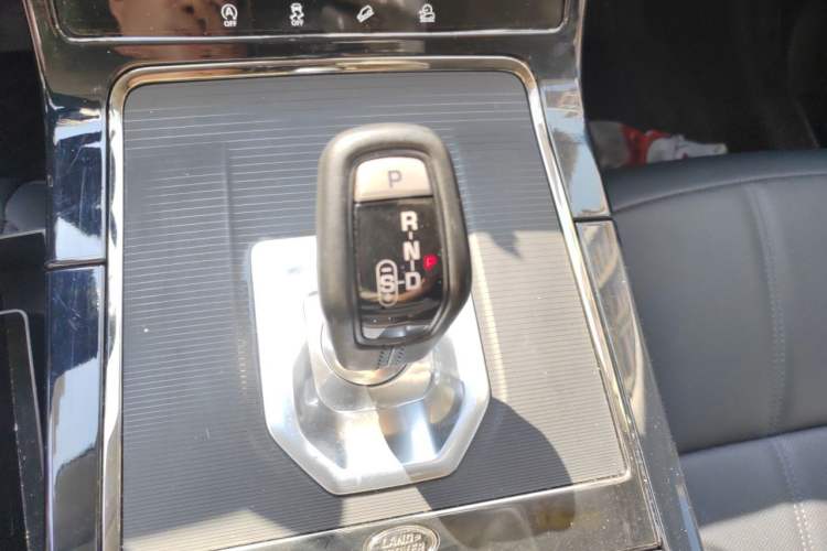 Used Land Rover Range Evoque 2020 249 PS R-DYNAMIC S Sport Edition Gear Lever