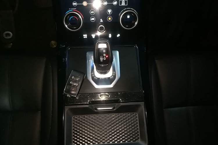 Used Land Rover Range Evoque 2020 249 PS R-DYNAMIC SE Sport Technology Edition Gear Lever