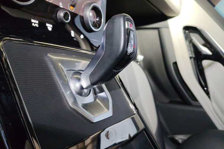 Used Land Rover Range Evoque 2020 249 PS R-DYNAMIC SE Sport Technology Edition Gear Lever