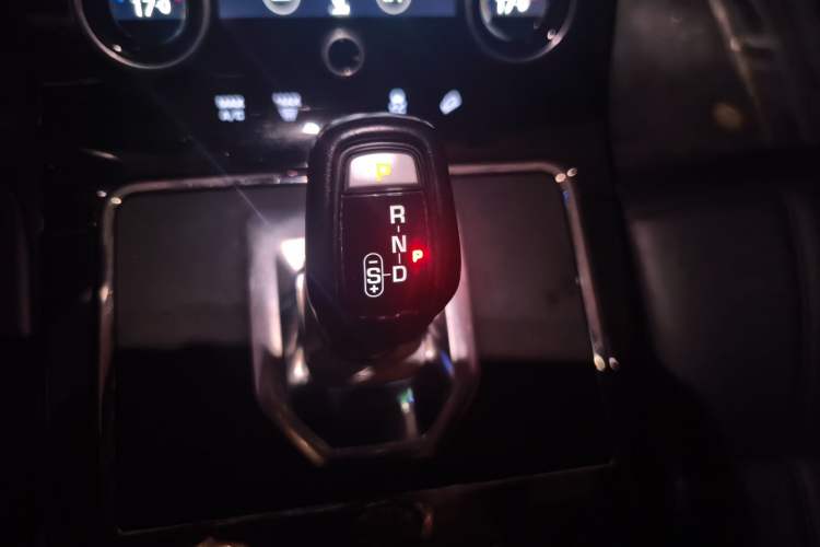 Used Land Rover Range Evoque 2020 249 PS R-DYNAMIC SE Sport Technology Edition Gear Lever