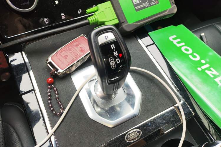 Used Land Rover Range Evoque 2020 249 PS R-DYNAMIC S Sport Edition Gear Lever