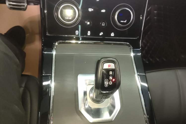 Used Land Rover Range Evoque 2020 249 PS R-DYNAMIC S Sport Edition Gear Lever