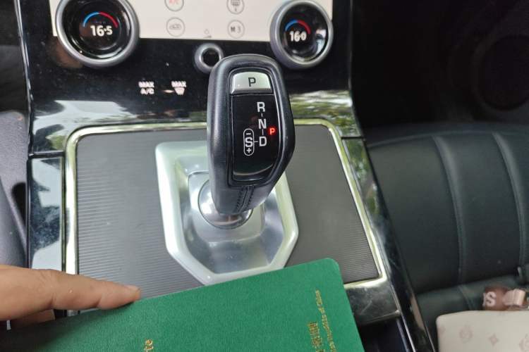 Used Land Rover Range Evoque 2020 249 PS R-DYNAMIC SE Sport Technology Edition Gear Lever
