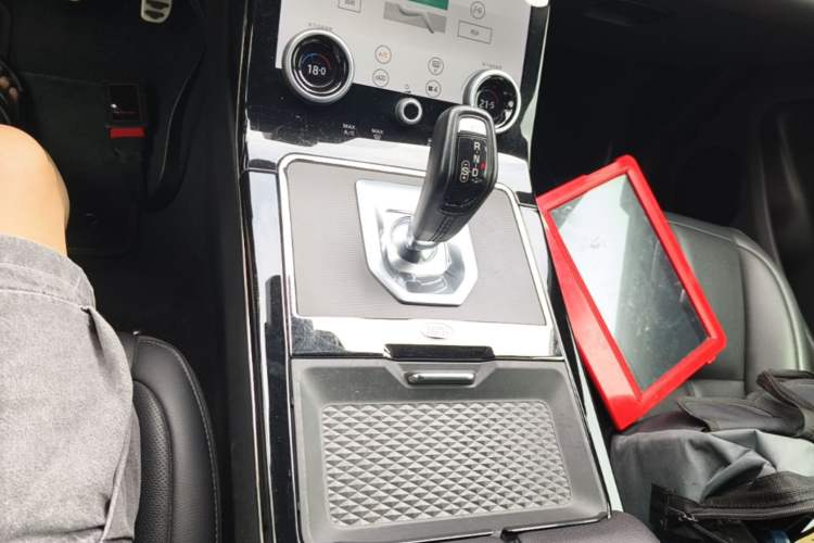Used Land Rover Range Evoque 2020 249 PS R-DYNAMIC S Sport Edition Gear Lever