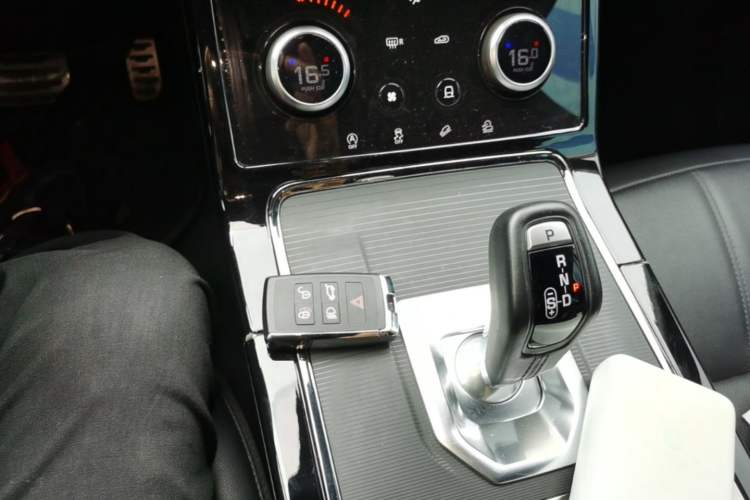 Used Land Rover Range Evoque 2020 249 PS R-DYNAMIC S Sport Edition Gear Lever