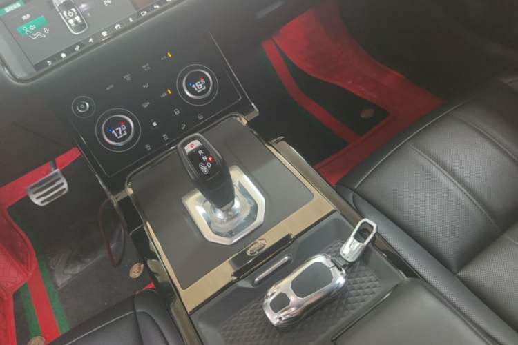 Used Land Rover Range Evoque 2020 249 PS R-DYNAMIC S Sport Edition Gear Lever