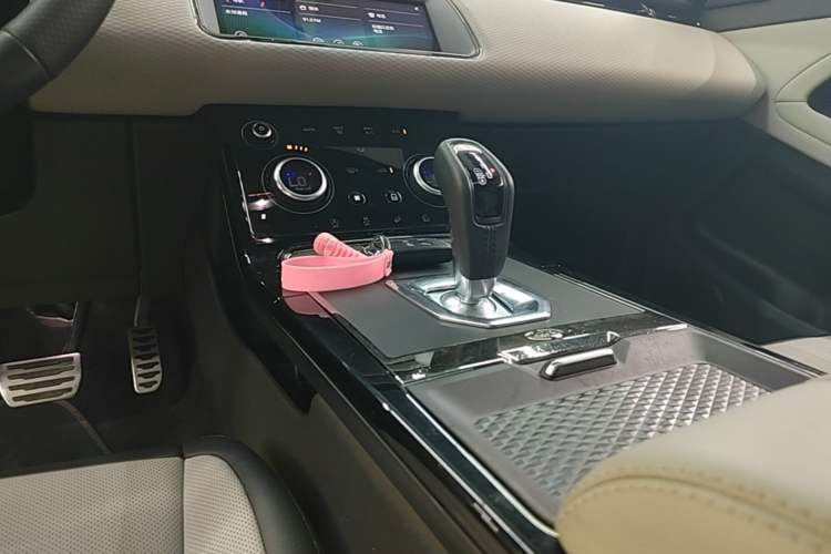 Used Land Rover Range Evoque 2020 249 PS R-DYNAMIC S Sport Edition Gear Lever