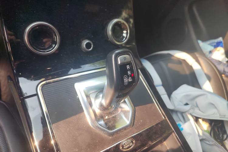 Used Land Rover Range Evoque 2020 249 PS R-DYNAMIC S Black Edition Sport Version Gear Lever