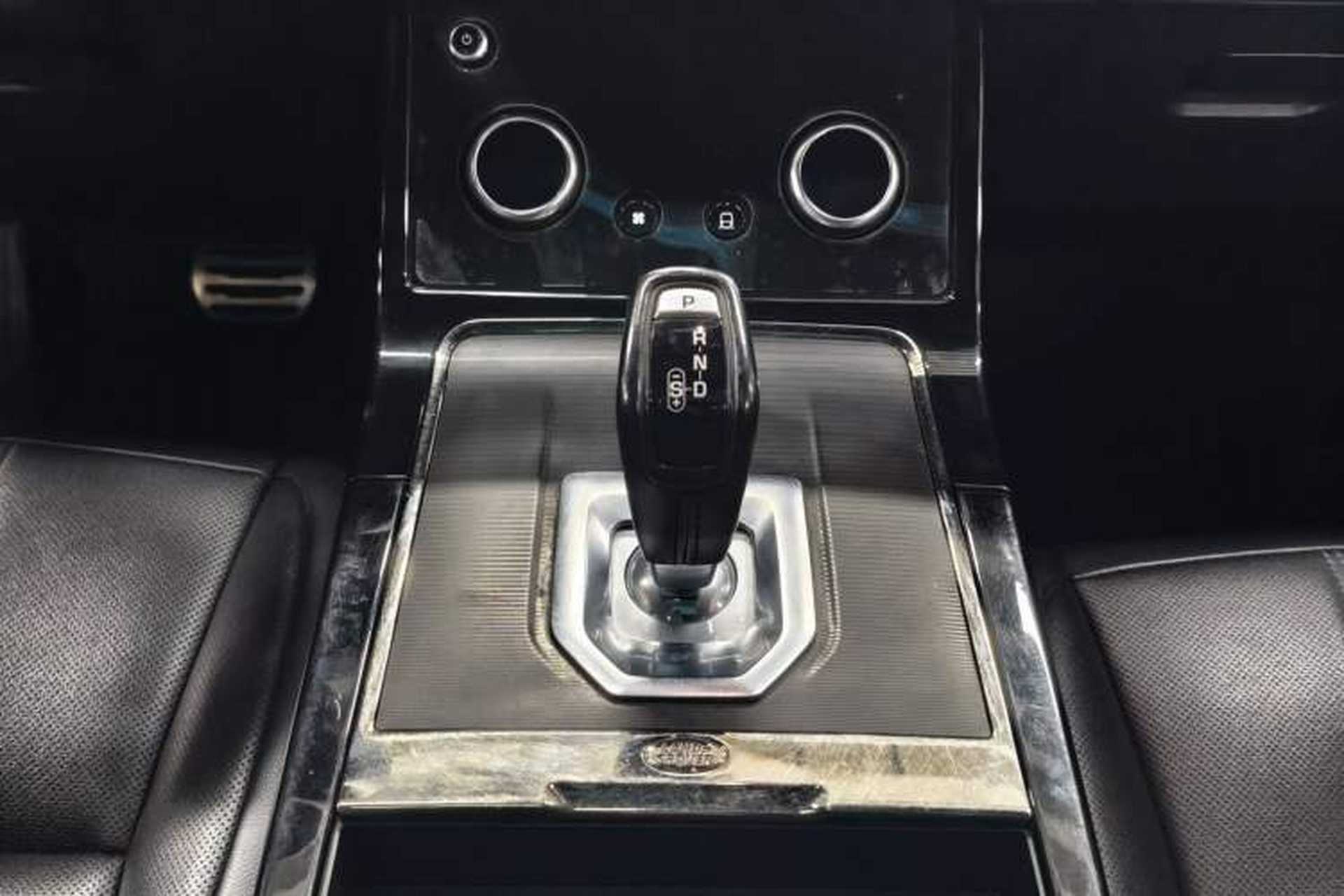 Used Land Rover Range Evoque 2020 249 PS R-DYNAMIC S Sport Edition Gear Lever