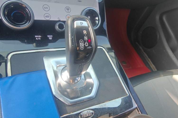 Used Land Rover Range Evoque 2020 249 PS R-DYNAMIC SE Sport Technology Edition Gear Lever