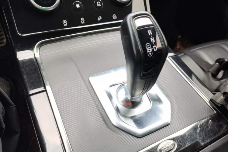 Used Land Rover Range Evoque 2020 249 PS R-DYNAMIC S Black Edition Sport Version Gear Lever