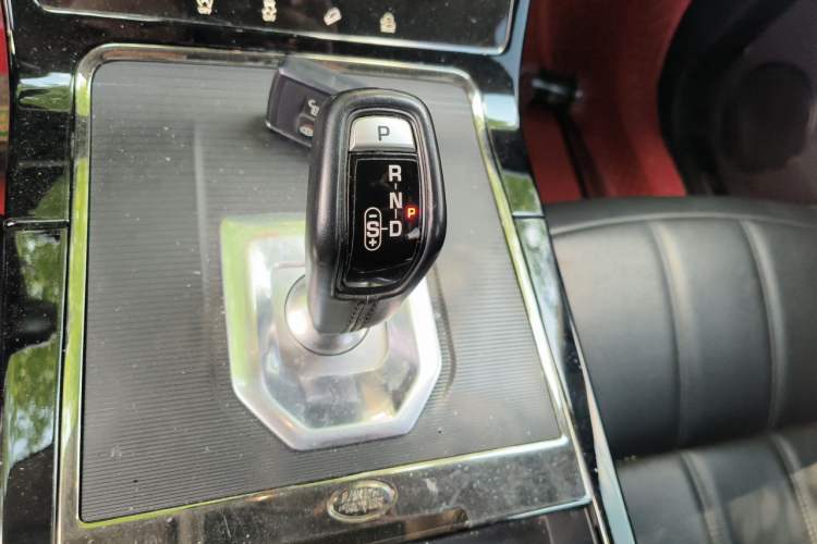 Used Land Rover Range Evoque 2020 249 PS R-DYNAMIC S Sport Edition Gear Lever
