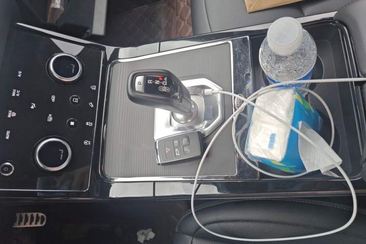 Used Land Rover Range Evoque 2020 249 PS R-DYNAMIC S Sport Edition Gear Lever
