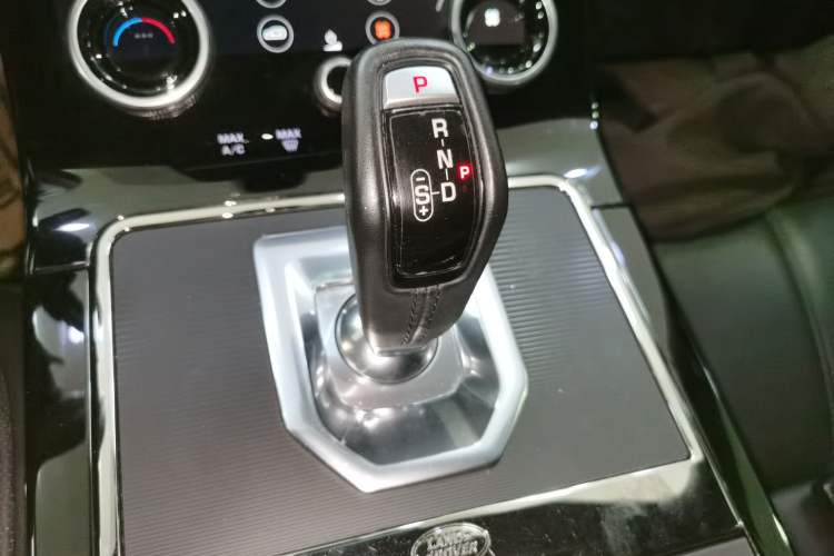 Used Land Rover Range Evoque 2020 249 PS R-DYNAMIC S Sport Edition Gear Lever
