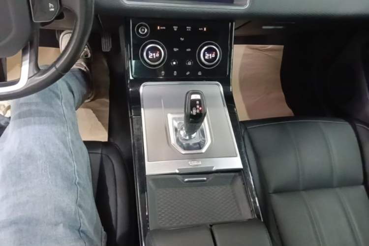 Used Land Rover Range Evoque 2020 249 PS Youth Edition Gear Lever