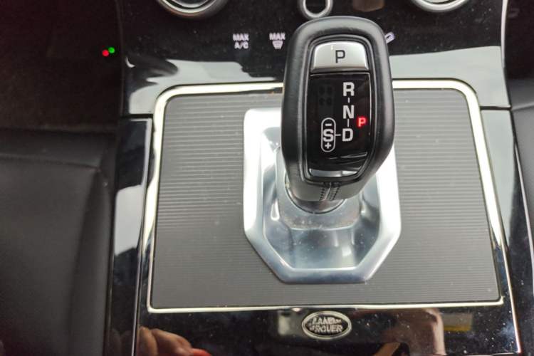 Used Land Rover Range Evoque 2020 249 PS R-DYNAMIC SE Sport Technology Edition Gear Lever