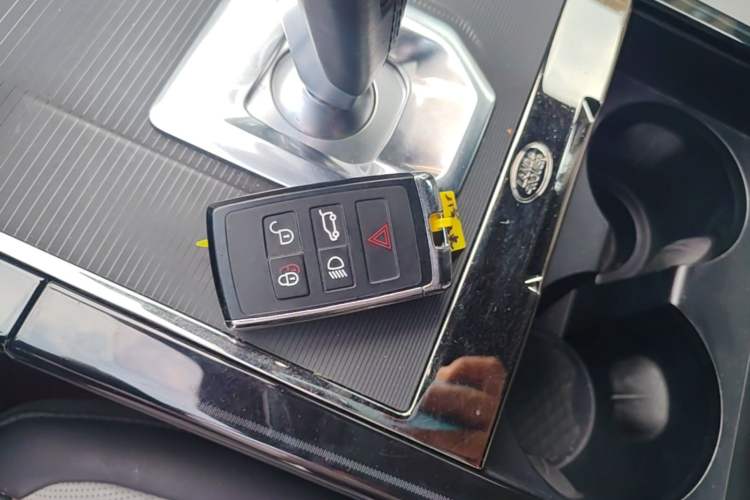 Used Land Rover Range Evoque 2020 249 PS R-DYNAMIC S Sport Edition Interior 1