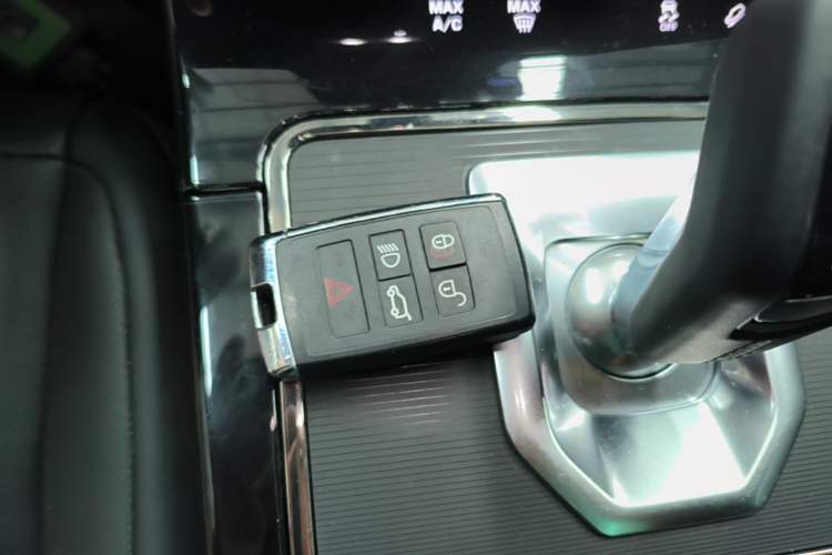 Used Land Rover Range Evoque 2020 249 PS R-DYNAMIC S Sport Edition Interior 1