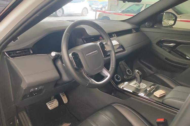 Used Land Rover Range Evoque 2020 249 PS R-DYNAMIC SE Sport Technology Edition Interior 4