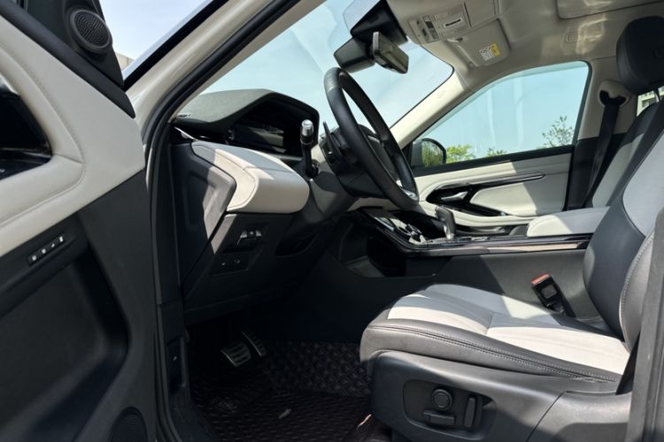 Used Land Rover Range Evoque 2020 249 PS R-DYNAMIC SE Sport Technology Edition Interior 6