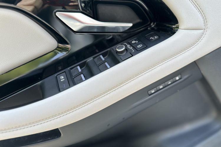 Used Land Rover Range Evoque 2020 249 PS R-DYNAMIC SE Sport Technology Edition Interior 9