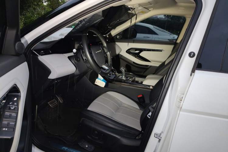 Used Land Rover Range Evoque 2020 249 PS R-DYNAMIC SE Sport Technology Edition Left Front Seat