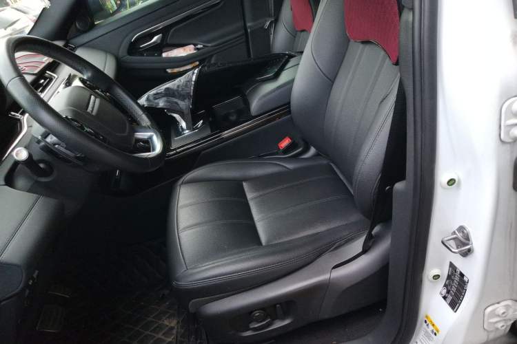 Used Land Rover Range Evoque 2020 249 PS R-DYNAMIC SE Sport Technology Edition Left Front Seat