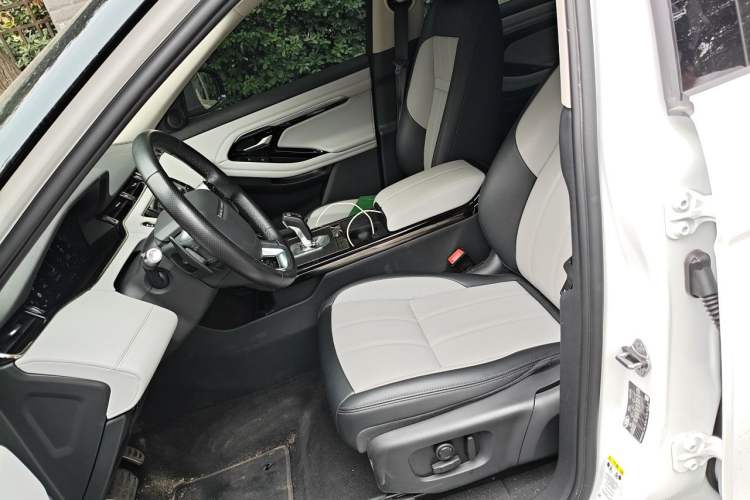 Used Land Rover Range Evoque 2020 249 PS R-DYNAMIC SE Sport Technology Edition Left Front Seat