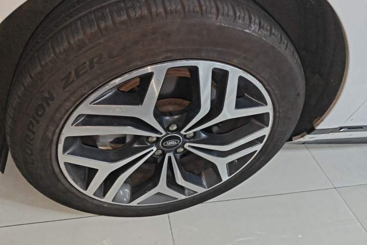 Used Land Rover Range Evoque 2020 249 PS R-DYNAMIC SE Sport Technology Edition Left Front Wheel Hub