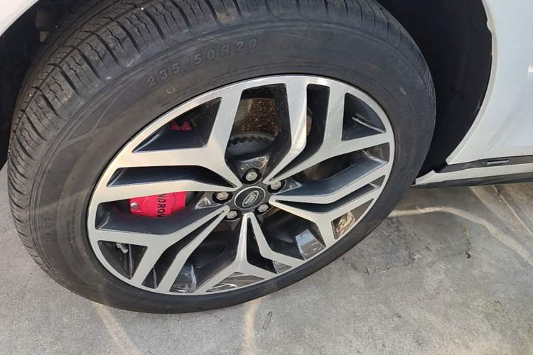 Used Land Rover Range Evoque 2020 249 PS R-DYNAMIC S Sport Edition Left Front Wheel Hub