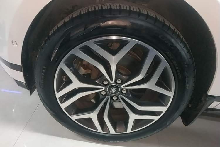 Used Land Rover Range Evoque 2020 249 PS R-DYNAMIC SE Sport Technology Edition Left Front Wheel Hub