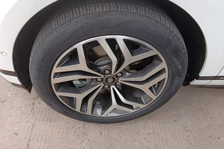 Used Land Rover Range Evoque 2020 249 PS R-DYNAMIC S Sport Edition Left Front Wheel Hub