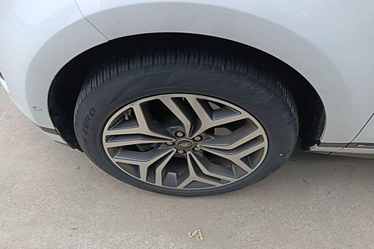 Used Land Rover Range Evoque 2020 249 PS R-DYNAMIC SE Sport Technology Edition Left Front Wheel Hub