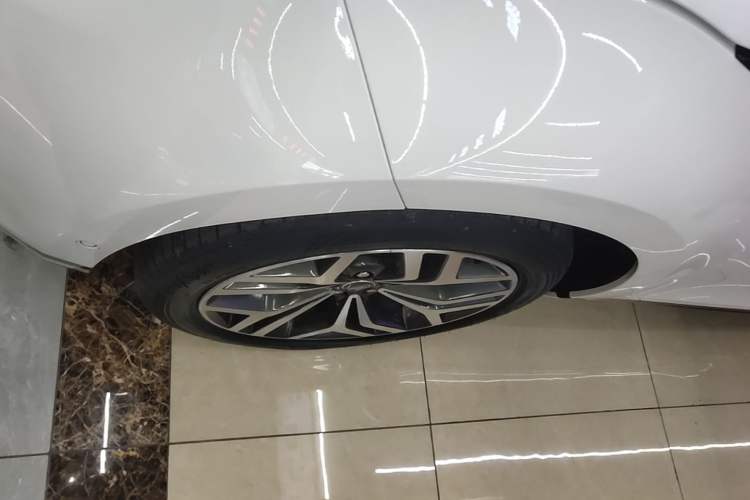 Used Land Rover Range Evoque 2020 249 PS R-DYNAMIC S Sport Edition Left Front Wheel Hub