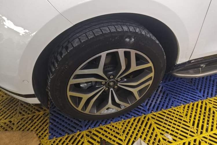 Used Land Rover Range Evoque 2020 249 PS R-DYNAMIC S Sport Edition Left Front Wheel Hub