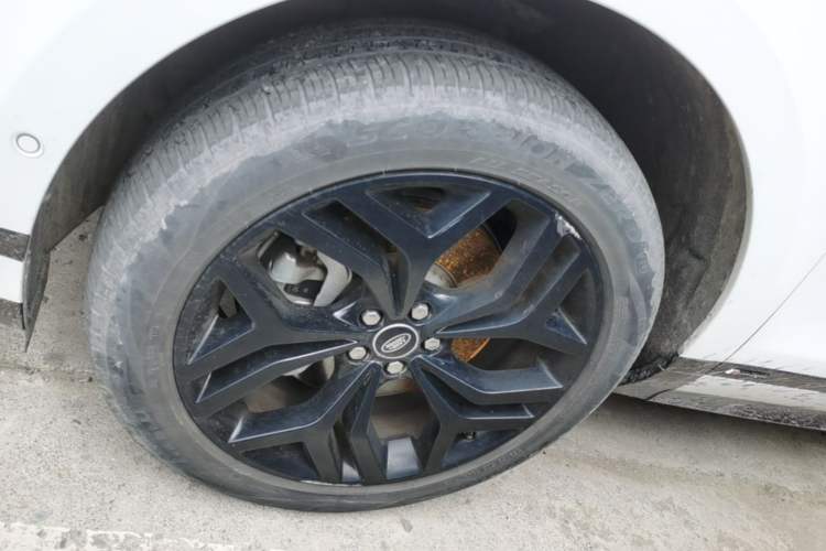 Used Land Rover Range Evoque 2020 249 PS R-DYNAMIC S Sport Edition Left Front Wheel Hub