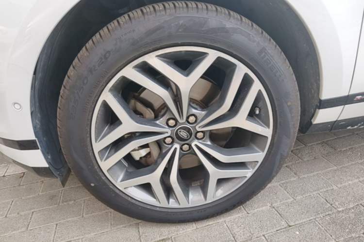 Used Land Rover Range Evoque 2020 249 PS R-DYNAMIC SE Sport Technology Edition Left Front Wheel Hub