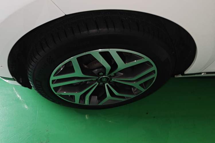 Used Land Rover Range Evoque 2020 249 PS R-DYNAMIC SE Sport Technology Edition Left Front Wheel Hub