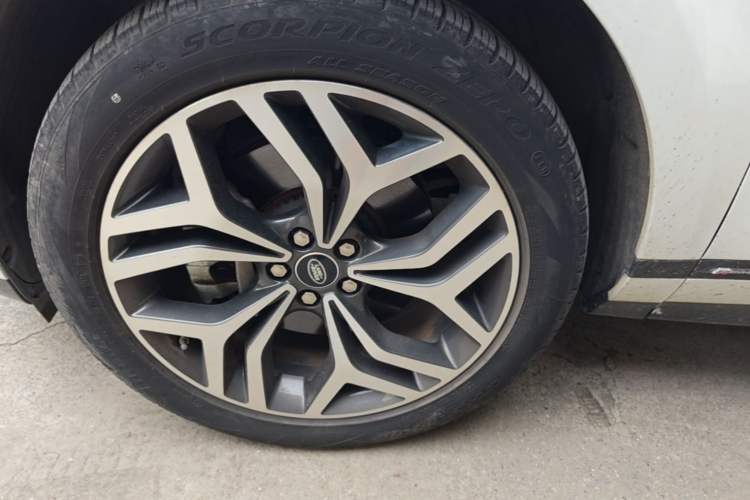 Used Land Rover Range Evoque 2020 249 PS R-DYNAMIC SE Sport Technology Edition Left Front Wheel Hub